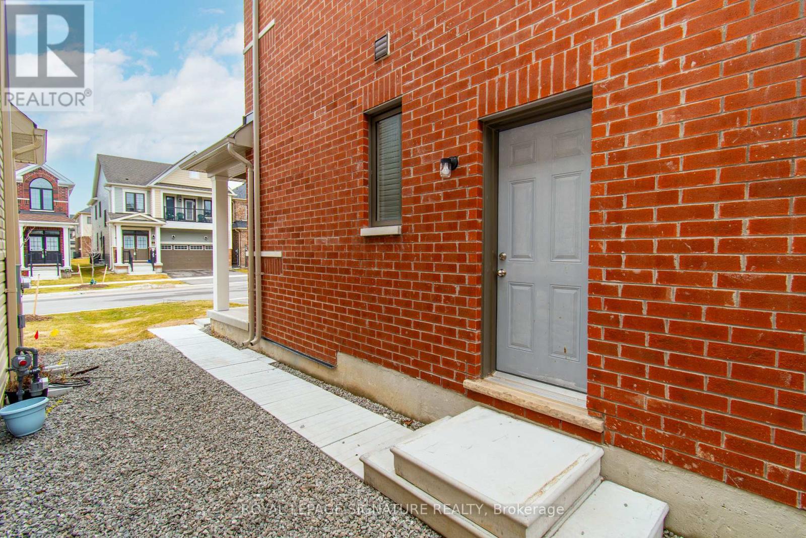 22 Prudhoe Terrace, Barrie, Ontario  L9S 2Z8 - Photo 2 - S12956448