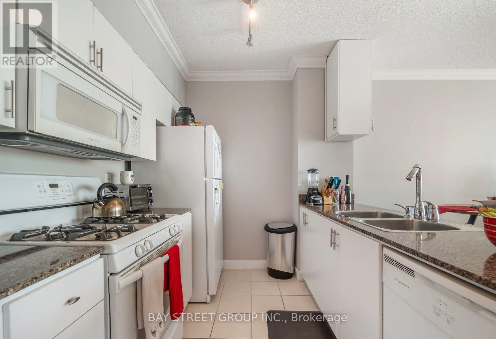 1611 - 35 Mariner Terrace, Toronto, Ontario  M5V 3V9 - Photo 2 - C12956476