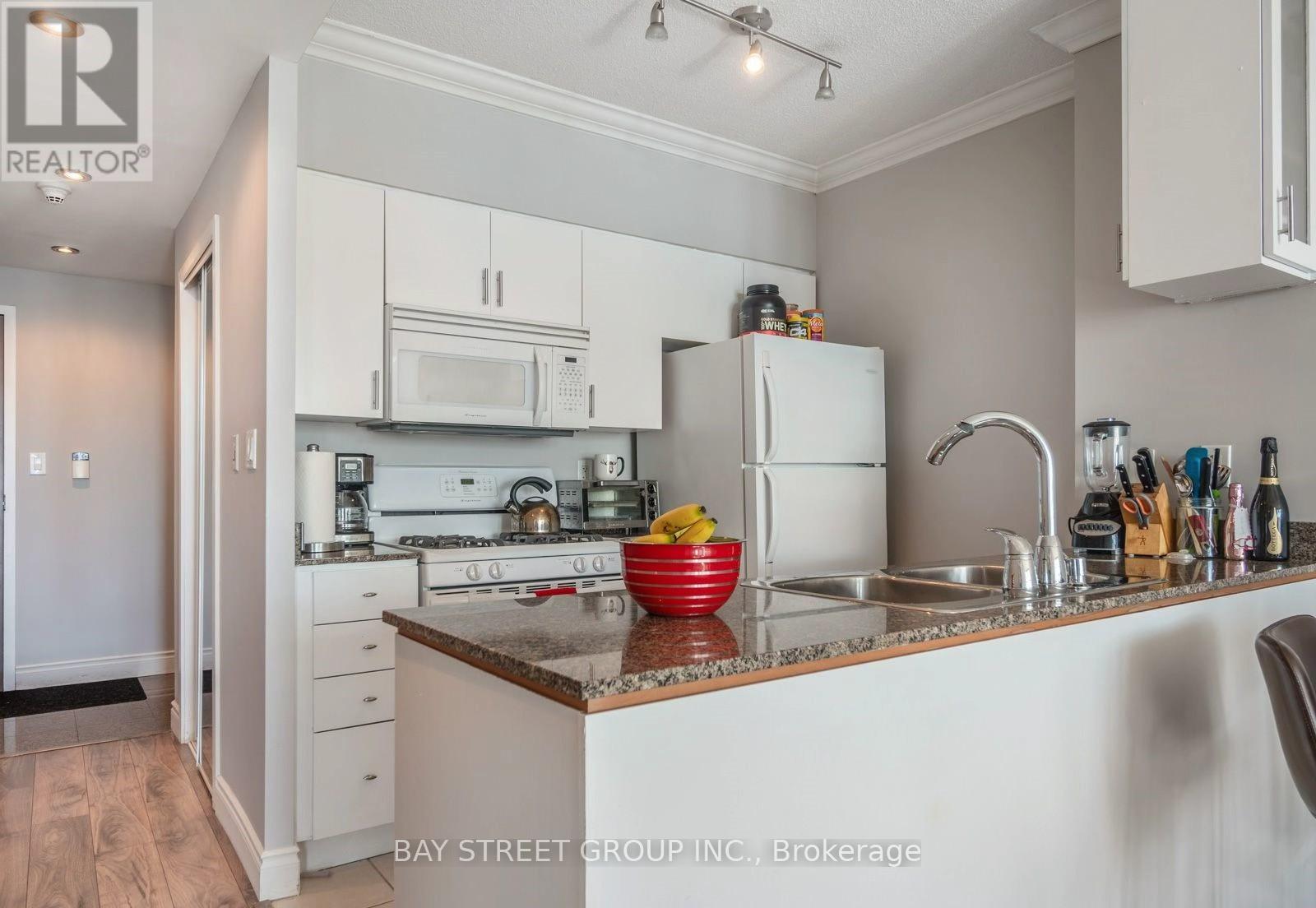 1611 - 35 Mariner Terrace, Toronto, Ontario  M5V 3V9 - Photo 3 - C12956476