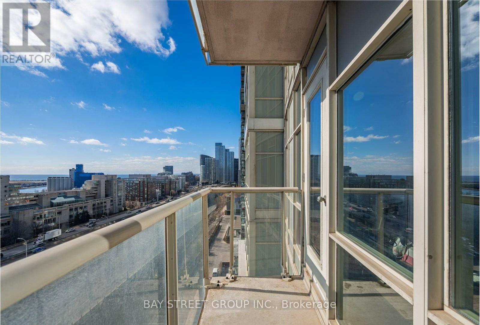 1611 - 35 Mariner Terrace, Toronto, Ontario  M5V 3V9 - Photo 9 - C12956476