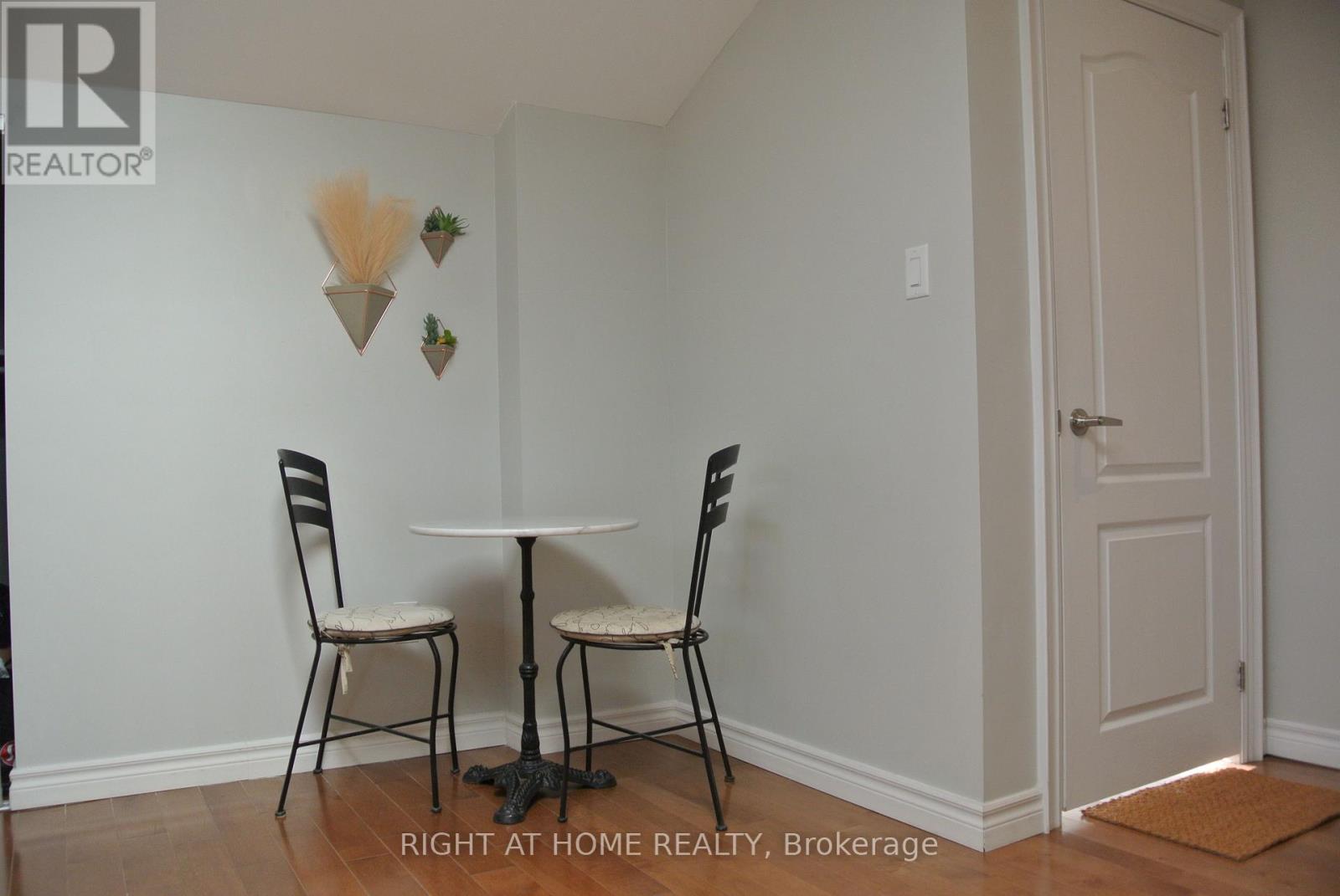 1088 Pearson Drive, Oakville, Ontario  L6H 2A8 - Photo 2 - W12956452