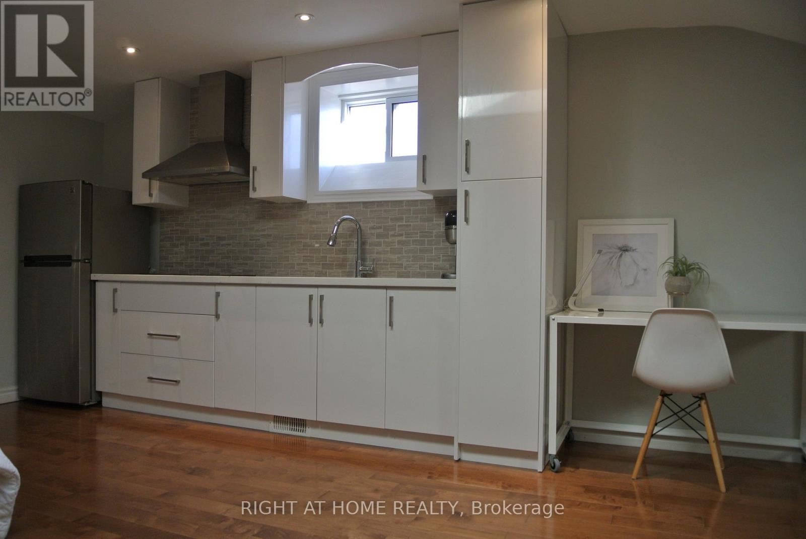 1088 Pearson Drive, Oakville, Ontario  L6H 2A8 - Photo 3 - W12956452