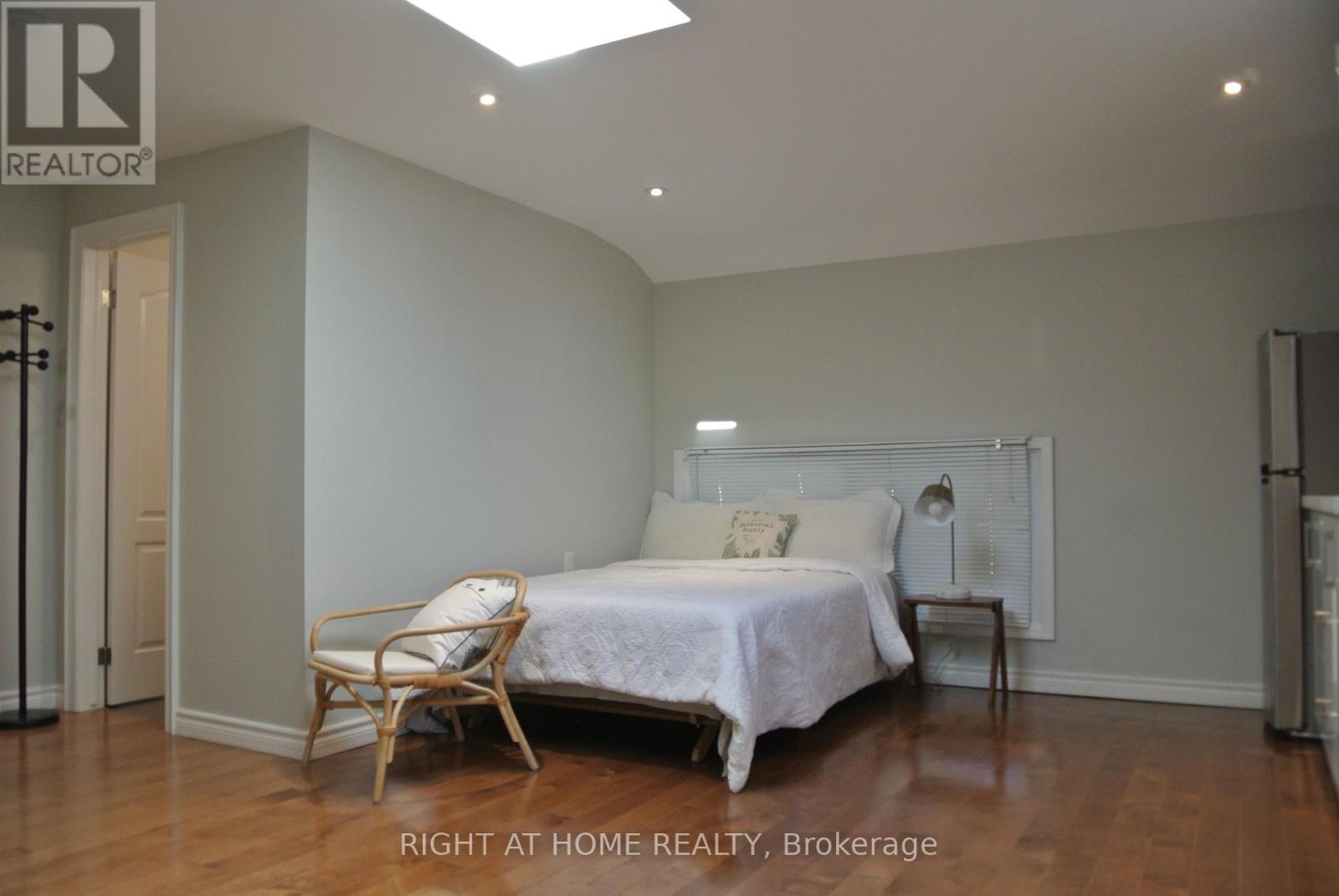 1088 Pearson Drive, Oakville, Ontario  L6H 2A8 - Photo 6 - W12956452