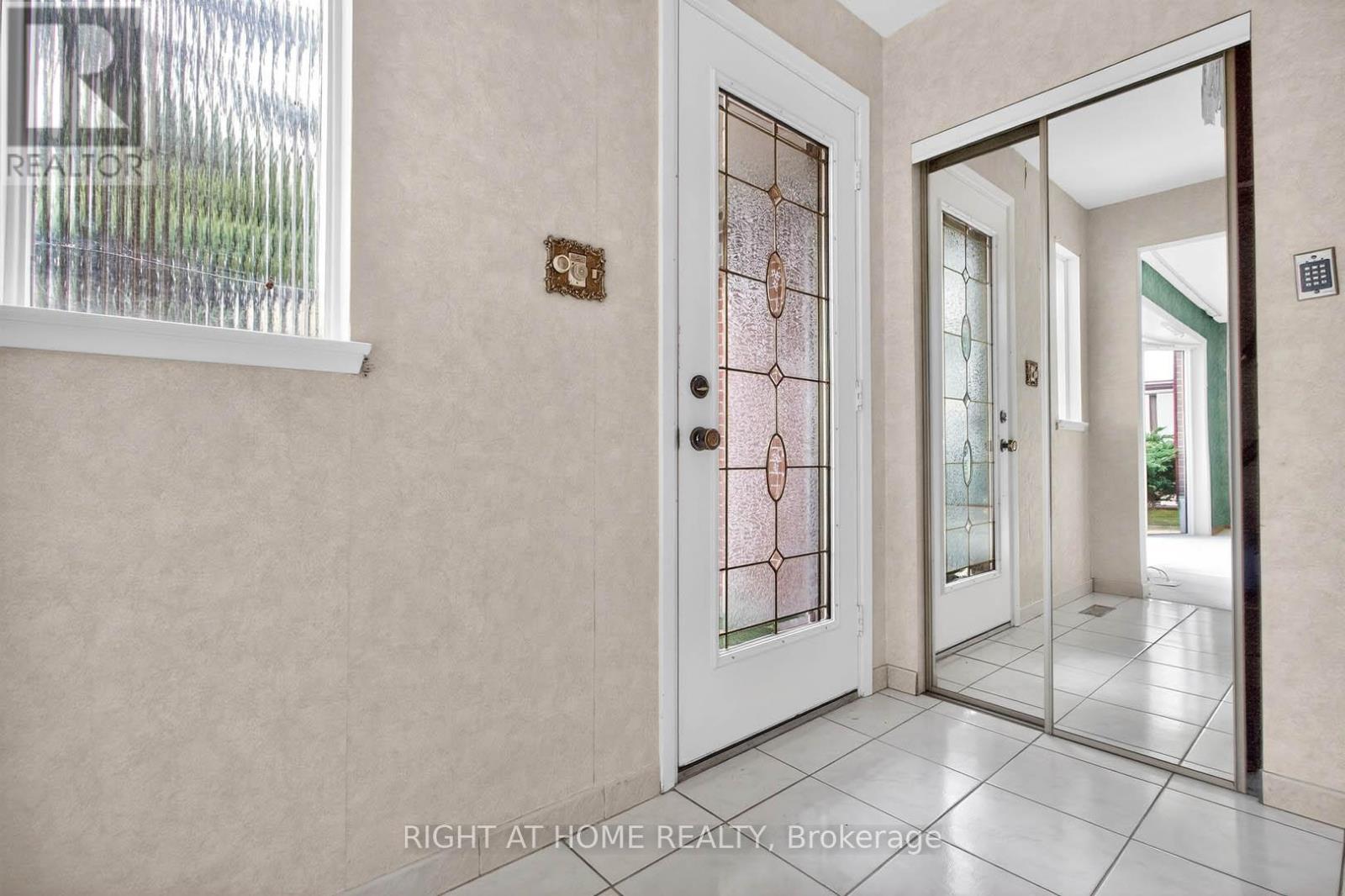 3626 Fieldgate Drive, Mississauga, Ontario  L4X 2J7 - Photo 3 - W12956456