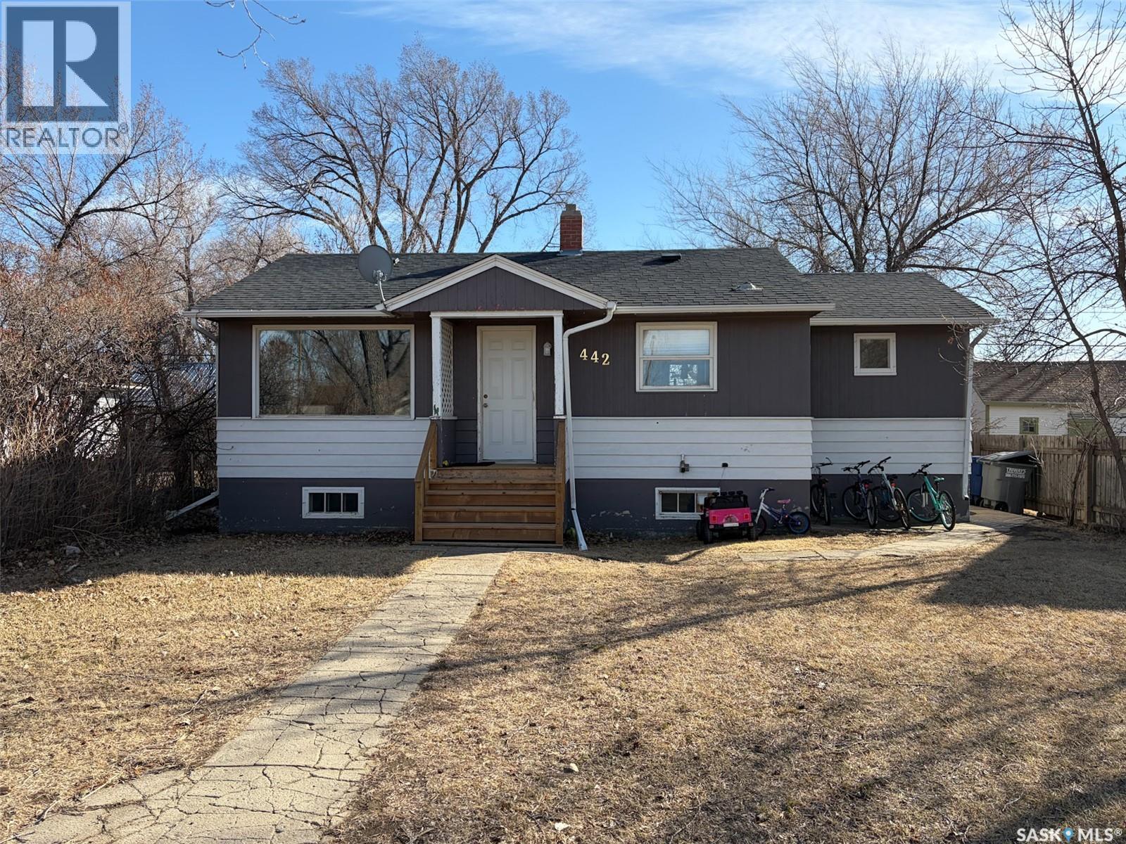 442 Front STREET W, Eastend, Saskatchewan