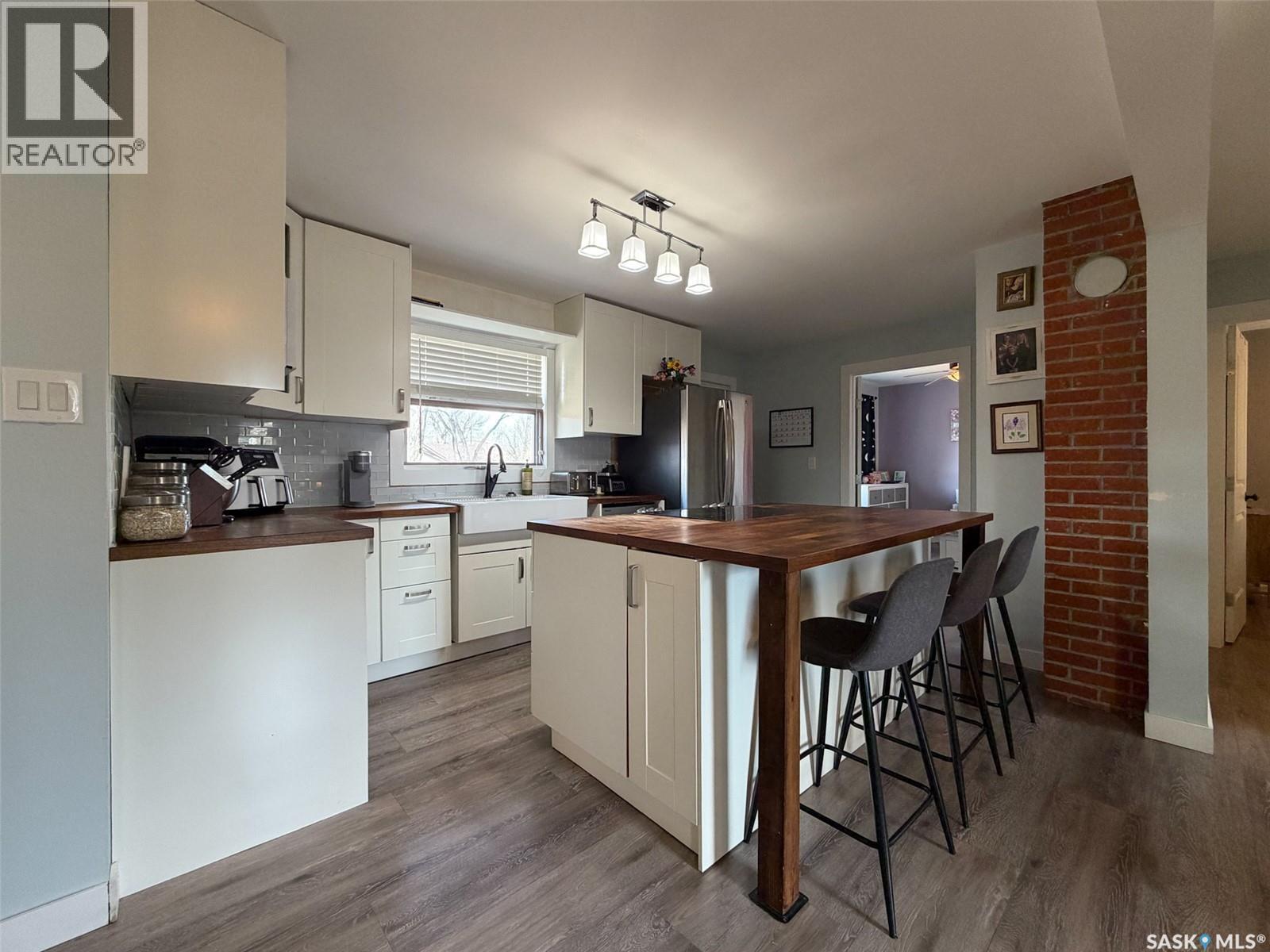 442 Front Street W, Eastend, Saskatchewan  S0N 0T0 - Photo 2 - SK032064