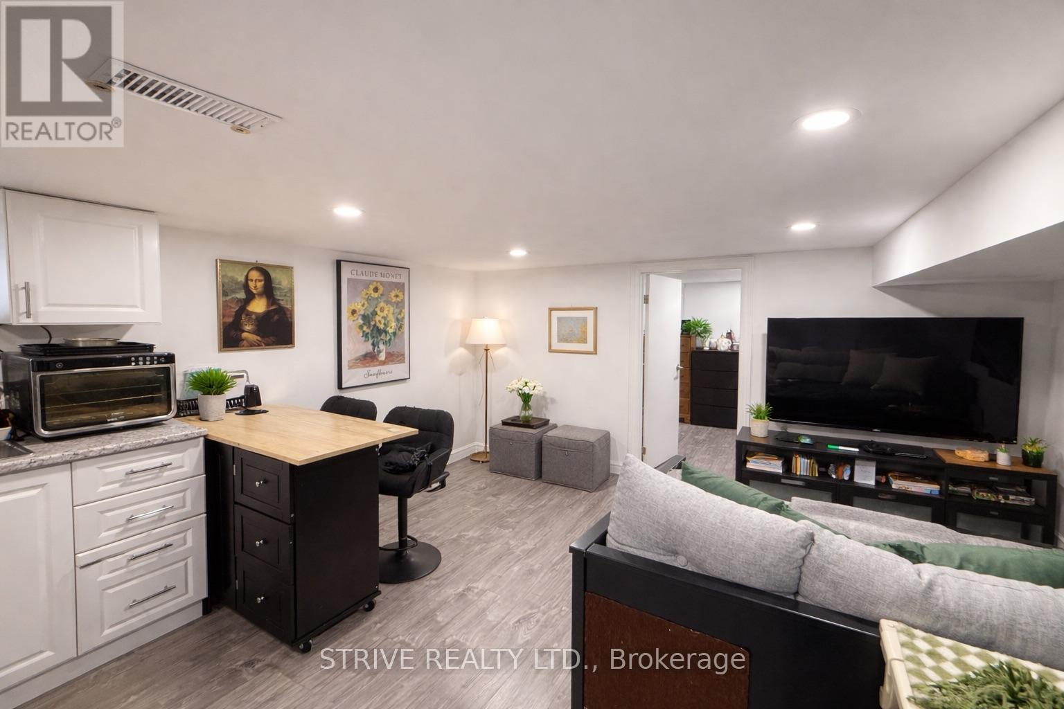 23 Burnfield (Lower) Avenue, Toronto, Ontario  M6G 1Y4 - Photo 2 - W12750400