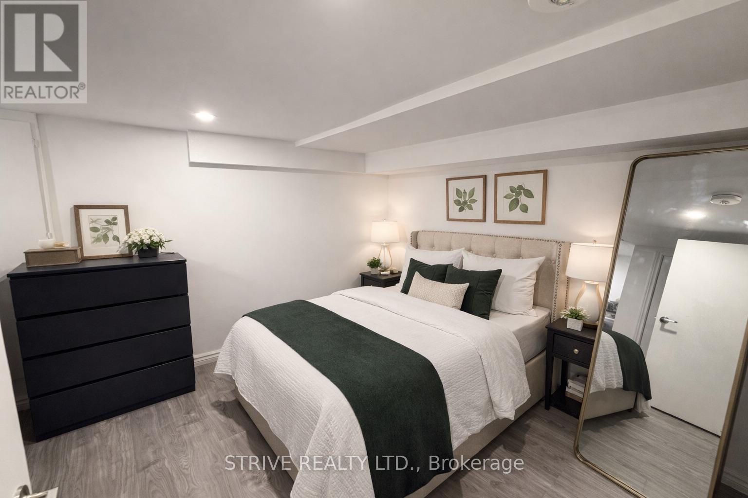 23 Burnfield (Lower) Avenue, Toronto, Ontario  M6G 1Y4 - Photo 4 - W12750400