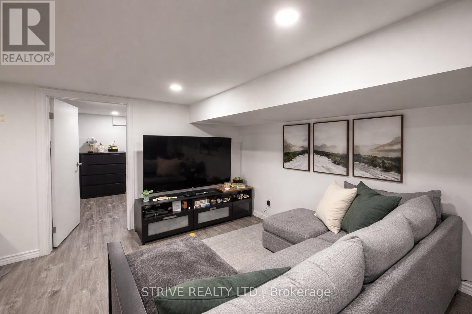 23 Burnfield (Lower) Avenue, Toronto, Ontario  M6G 1Y4 - Photo 5 - W12750400