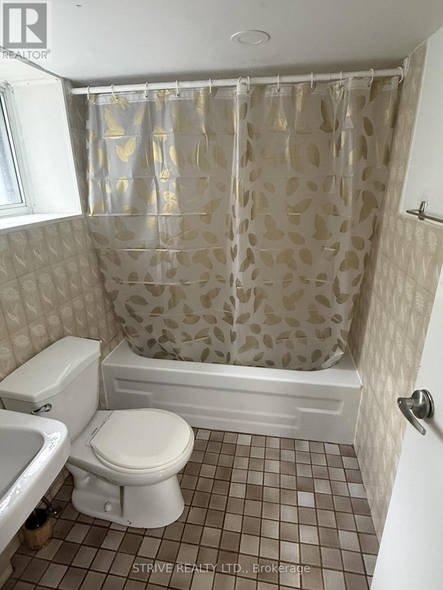 23 Burnfield (Lower) Avenue, Toronto, Ontario  M6G 1Y4 - Photo 6 - W12750400