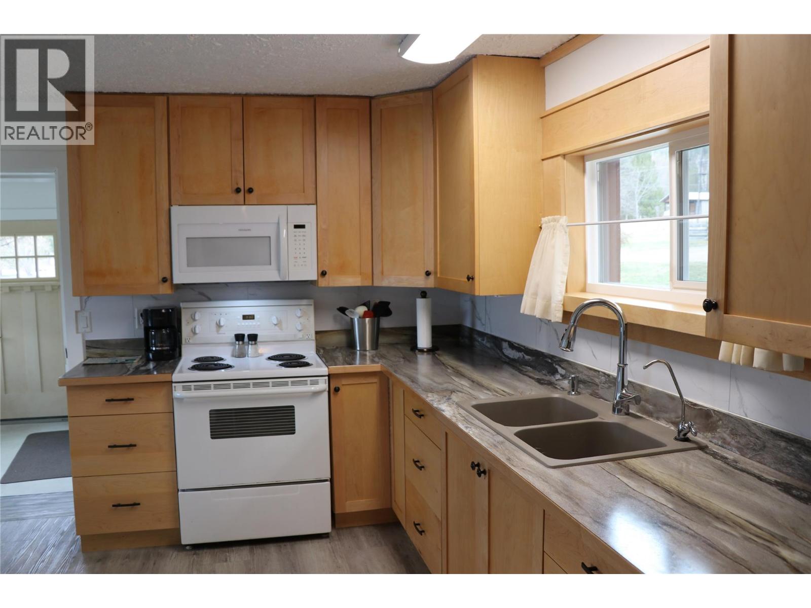 413 Willow Street, Fauquier, British Columbia  V0G 1K0 - Photo 7 - 10381157