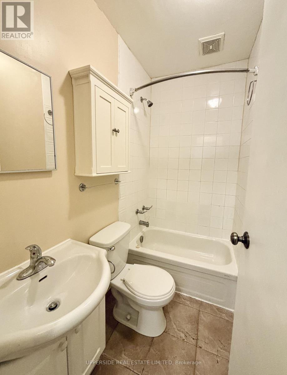 16 Strathmore Boulevard, Toronto, Ontario  M4J 1P2 - Photo 5 - E12956502