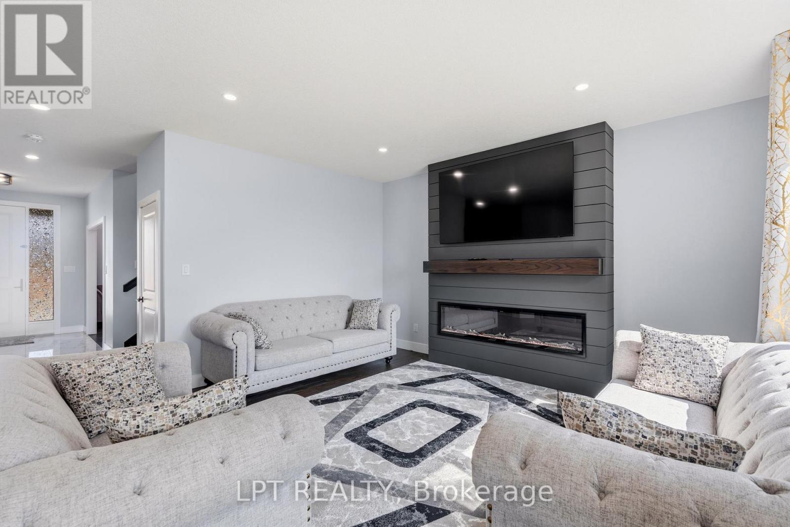 163 Mcleod Street, North Middlesex, Ontario  N0M 2K0 - Photo 12 - X12956514