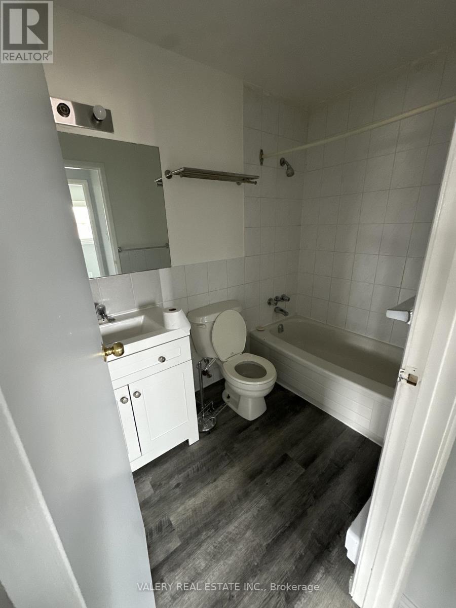 11 - 7 Lowndes Avenue, Georgina, Ontario L4P 3T1 - Photo 6 - N12605706