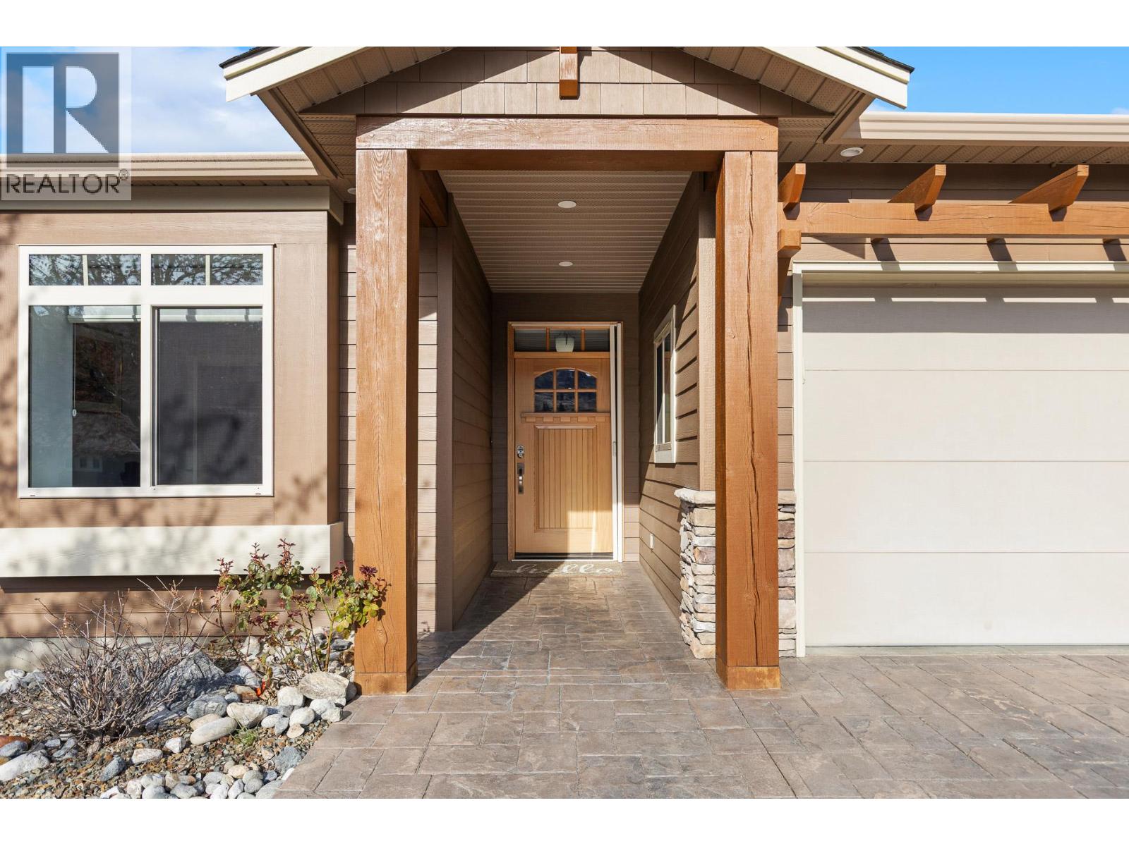 6833 MEADOWS Drive Unit# 40 Oliver Photo 5