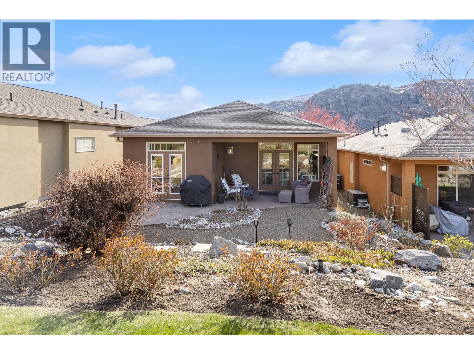 6833 MEADOWS Drive Unit# 40 Oliver Photo 3