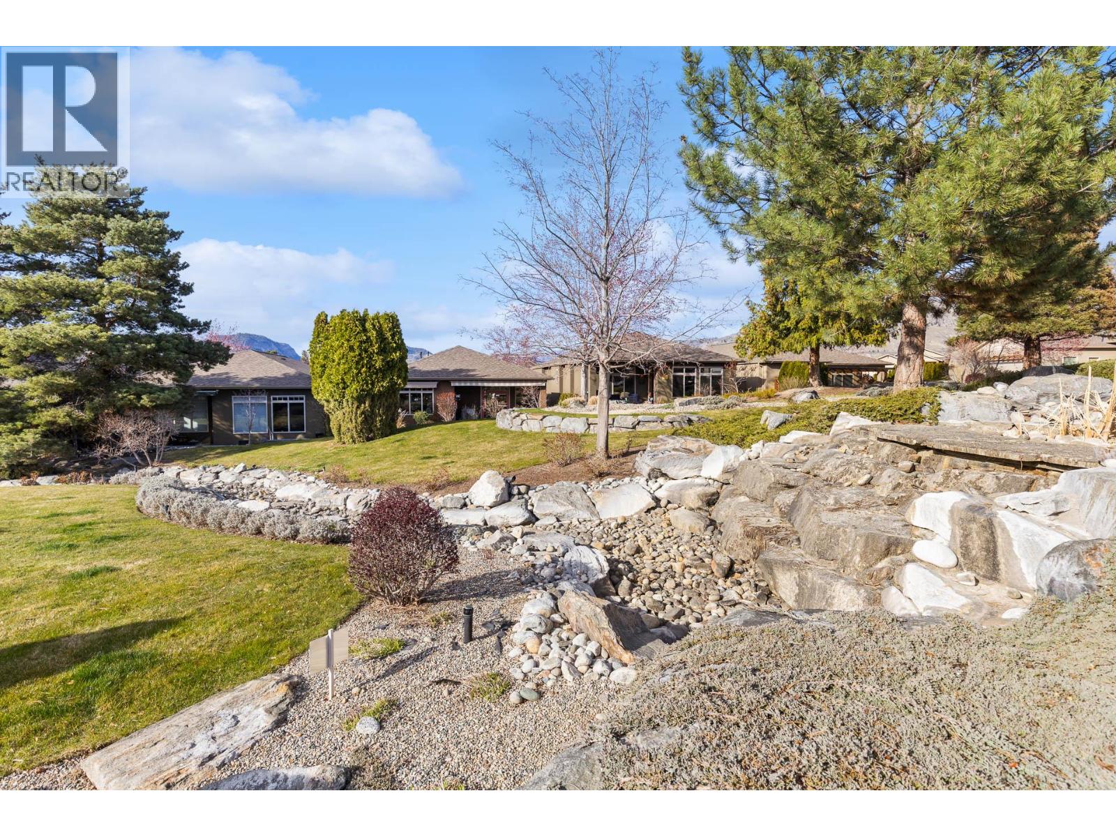 6833 MEADOWS Drive Unit# 40 Oliver Photo 32