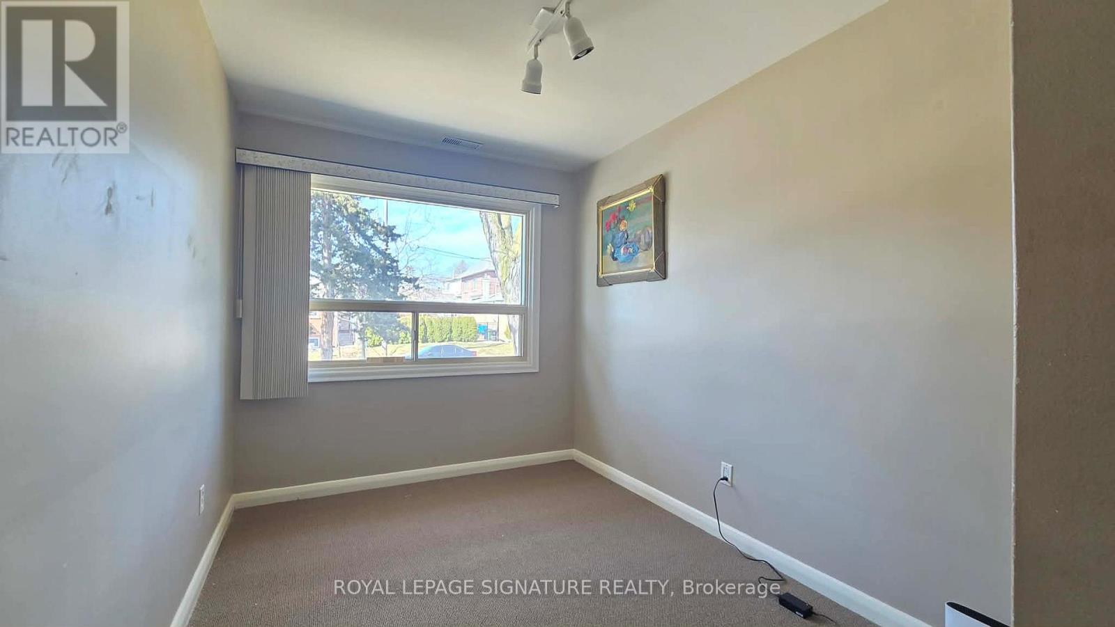 Mainfloor - 42 Jubilee Crescent, Toronto, Ontario  M9M 1L3 - Photo 11 - W12950844