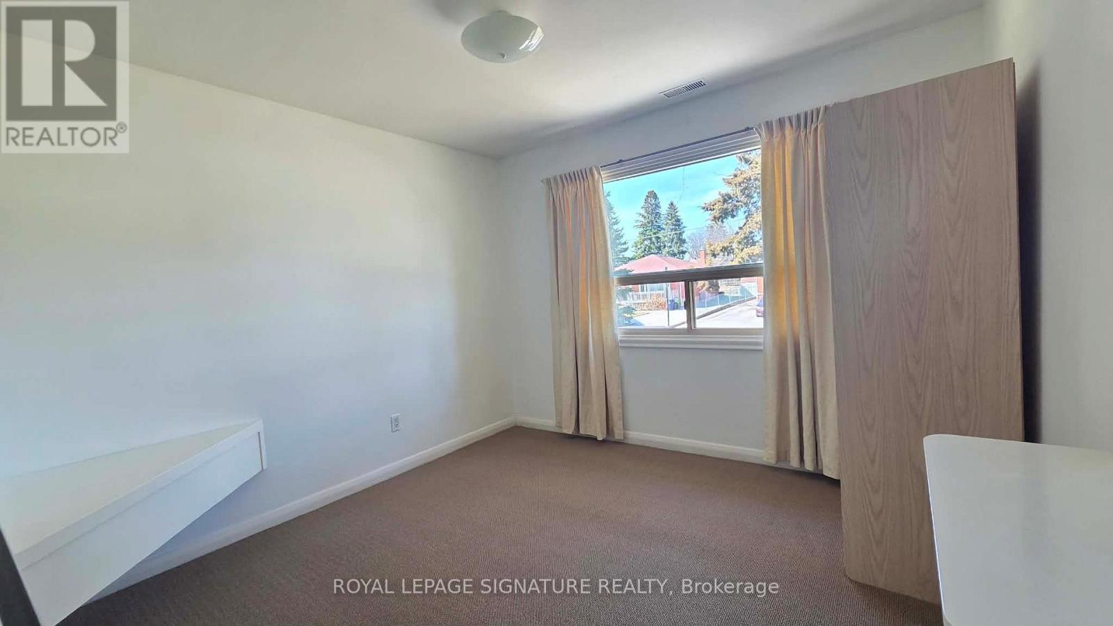 Mainfloor - 42 Jubilee Crescent, Toronto, Ontario  M9M 1L3 - Photo 10 - W12950844