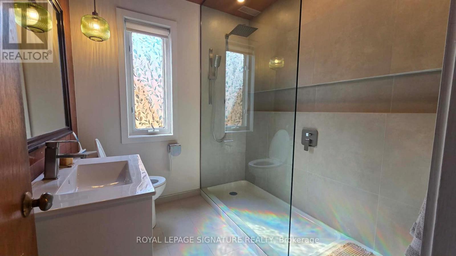 Mainfloor - 42 Jubilee Crescent, Toronto, Ontario  M9M 1L3 - Photo 12 - W12950844