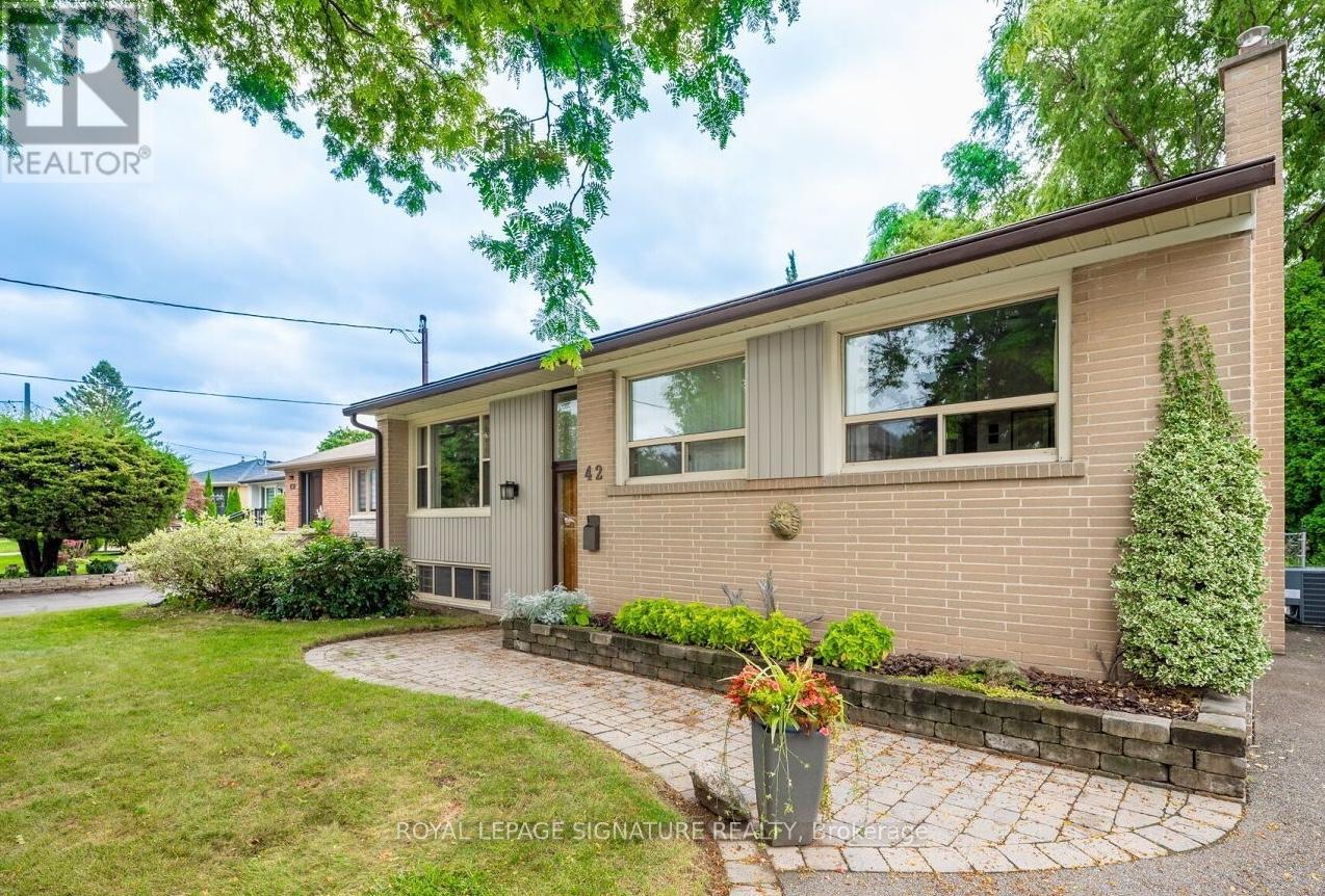 Mainfloor - 42 Jubilee Crescent, Toronto, Ontario  M9M 1L3 - Photo 2 - W12950844