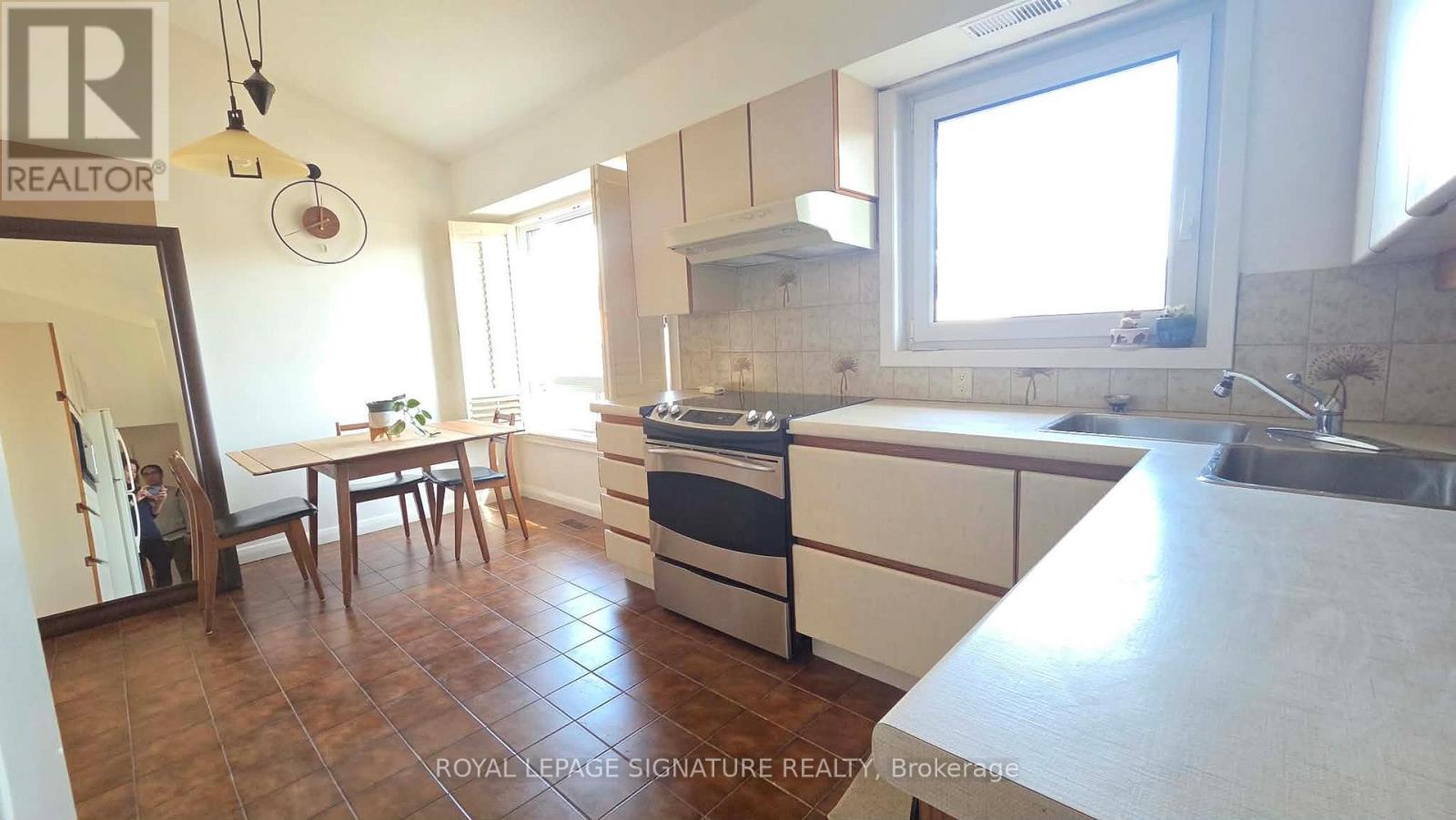 Mainfloor - 42 Jubilee Crescent, Toronto, Ontario  M9M 1L3 - Photo 8 - W12950844