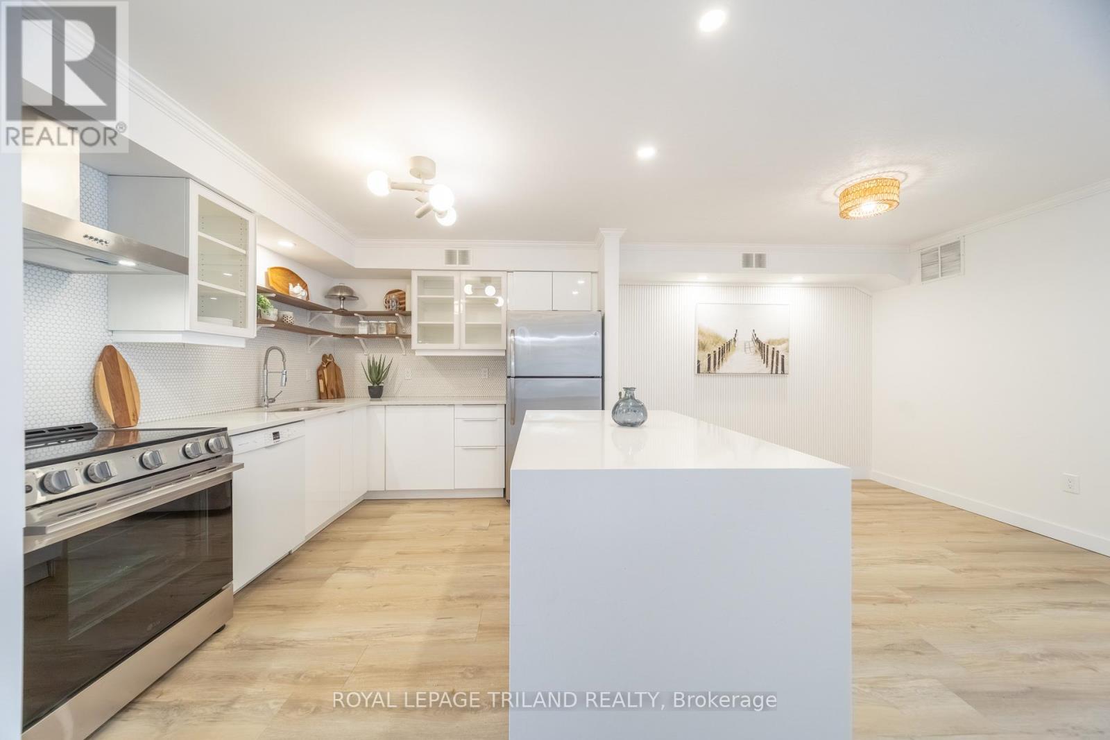 7 - 8 Oak Street, Lambton Shores, Ontario  N0M 1T0 - Photo 2 - X12956574