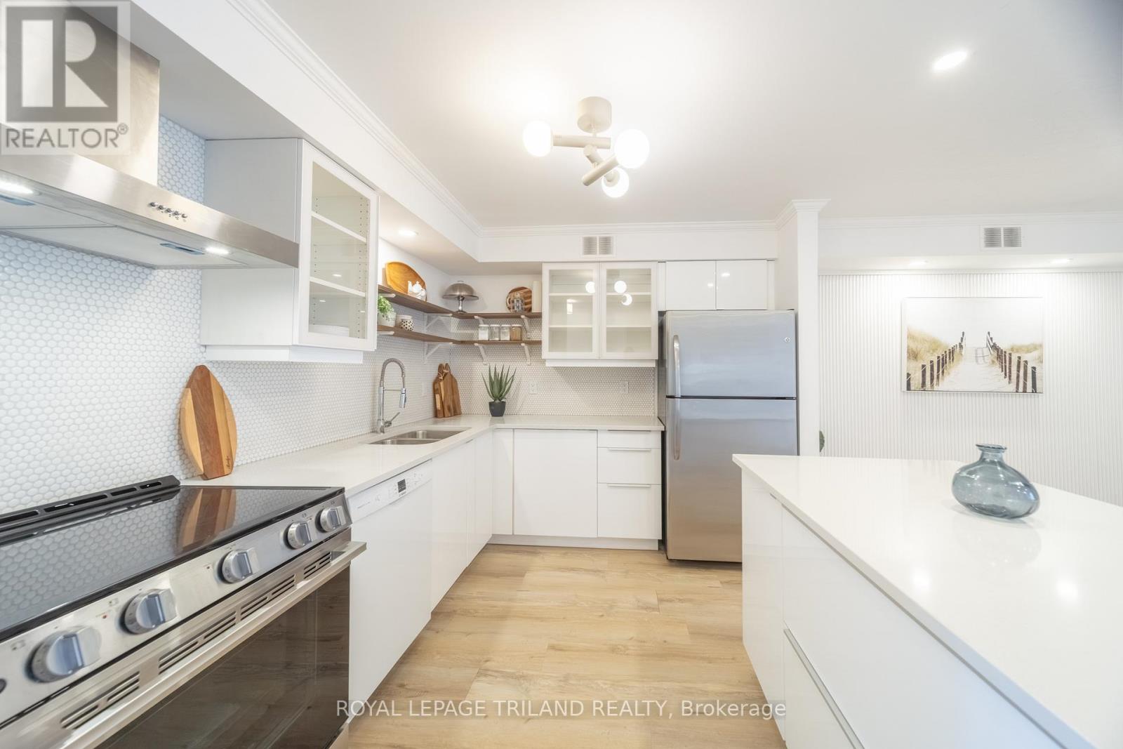 7 - 8 Oak Street, Lambton Shores, Ontario  N0M 1T0 - Photo 24 - X12956574