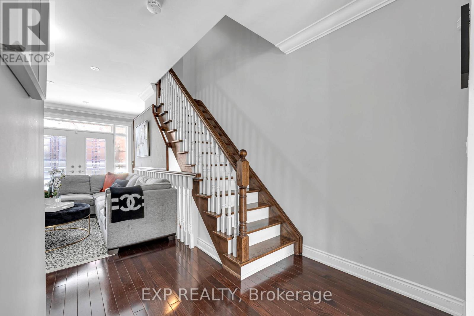 142 Hall Street, Richmond Hill, Ontario  L4C 4N8 - Photo 5 - N12956554