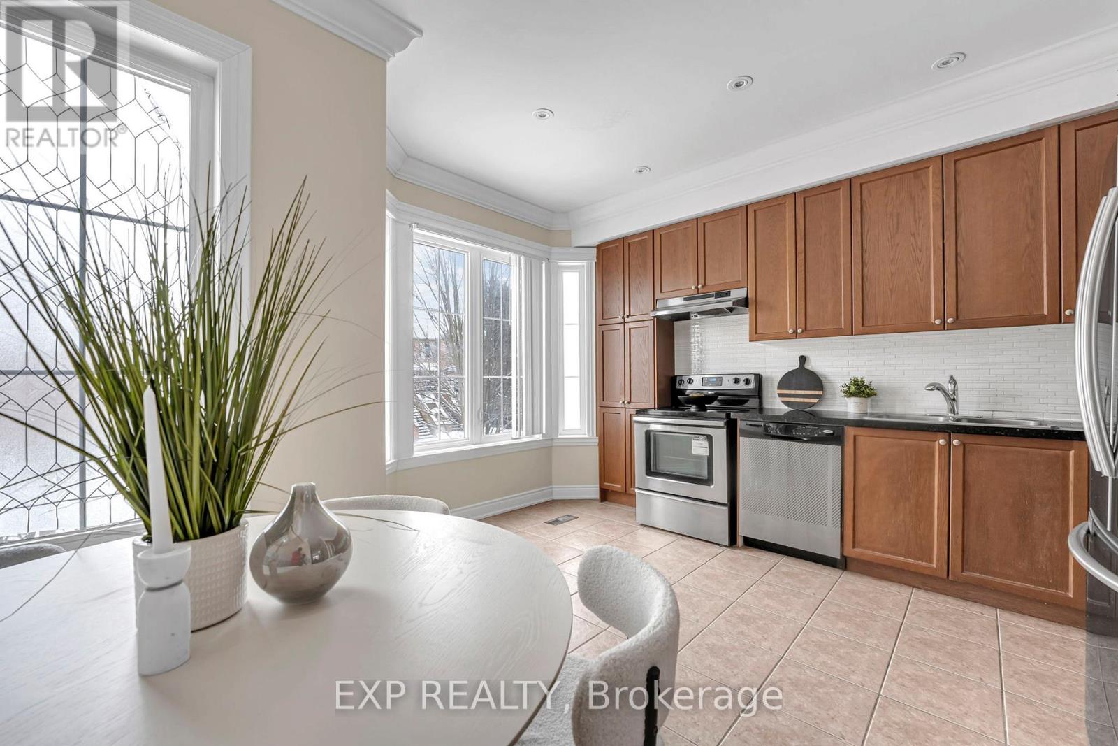 142 Hall Street, Richmond Hill, Ontario  L4C 4N8 - Photo 8 - N12956554