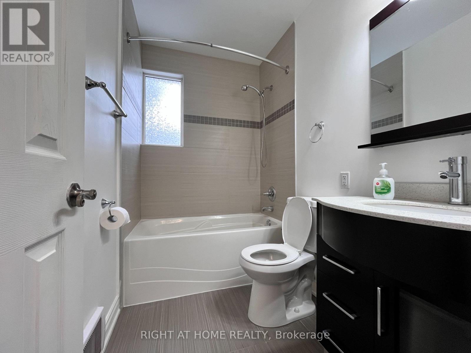 Upper - 195 Taylor Mills Drive N, Richmond Hill, Ontario  L4C 2T5 - Photo 11 - N12956564