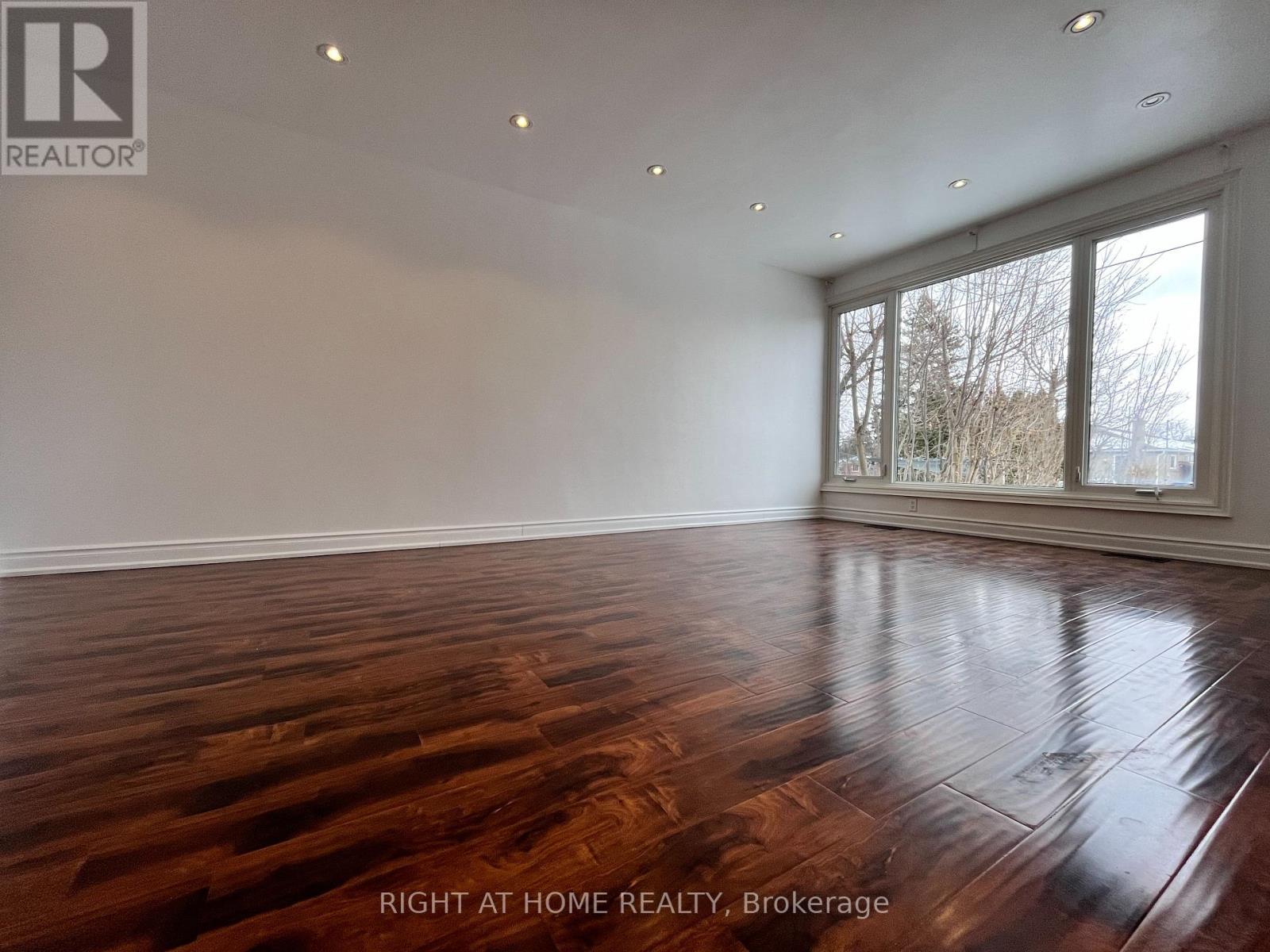 Upper - 195 Taylor Mills Drive N, Richmond Hill, Ontario  L4C 2T5 - Photo 2 - N12956564