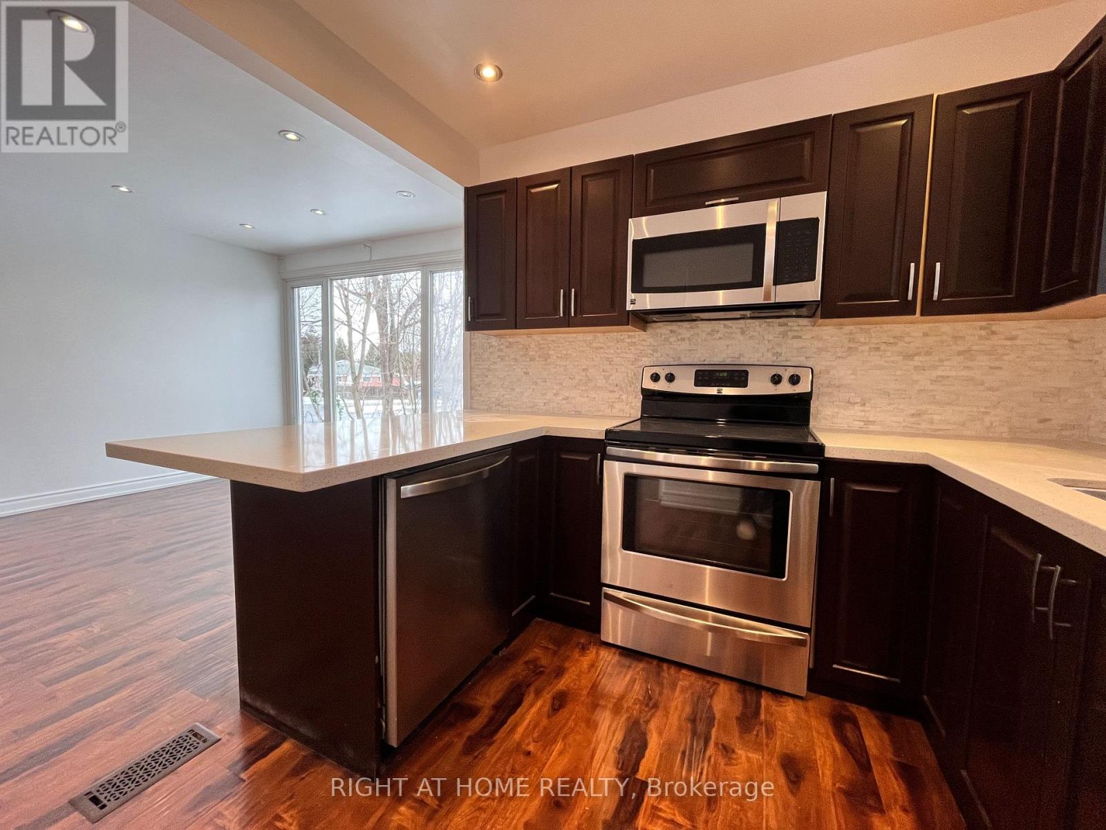 Upper - 195 Taylor Mills Drive N, Richmond Hill, Ontario  L4C 2T5 - Photo 6 - N12956564