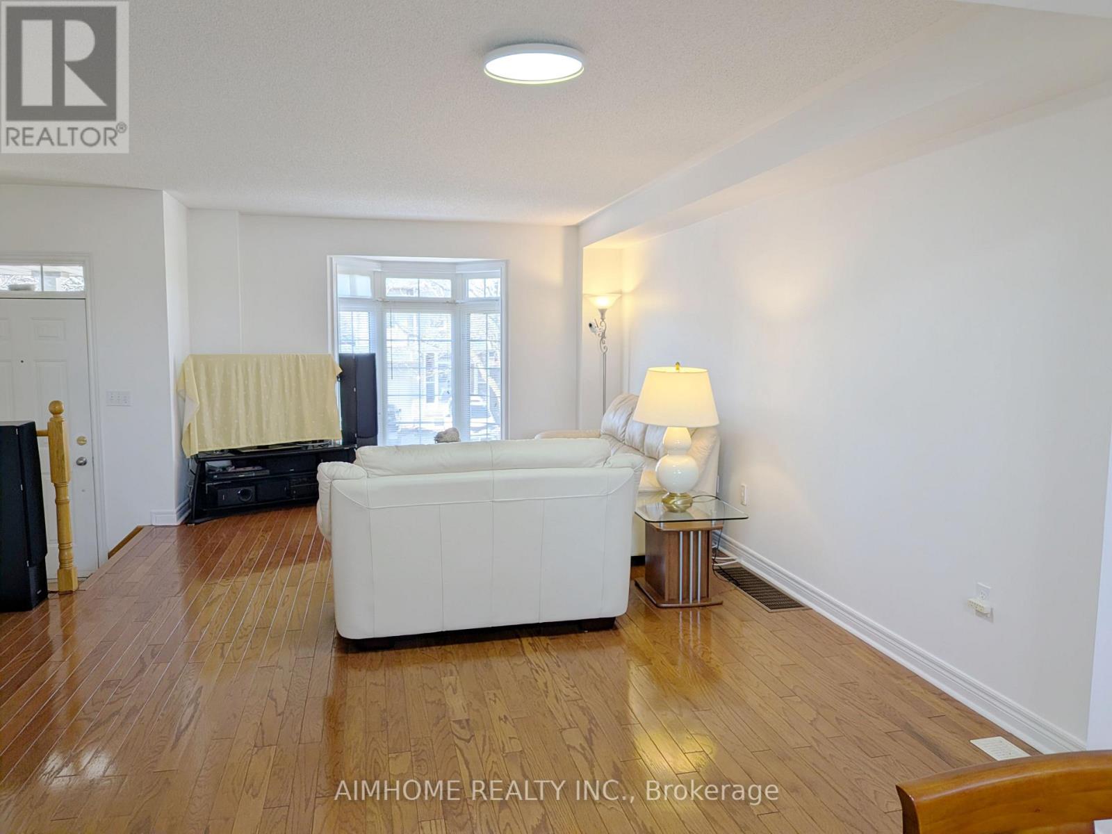 74 Sunway Square, Markham, Ontario  L3P 7X5 - Photo 9 - N12955456