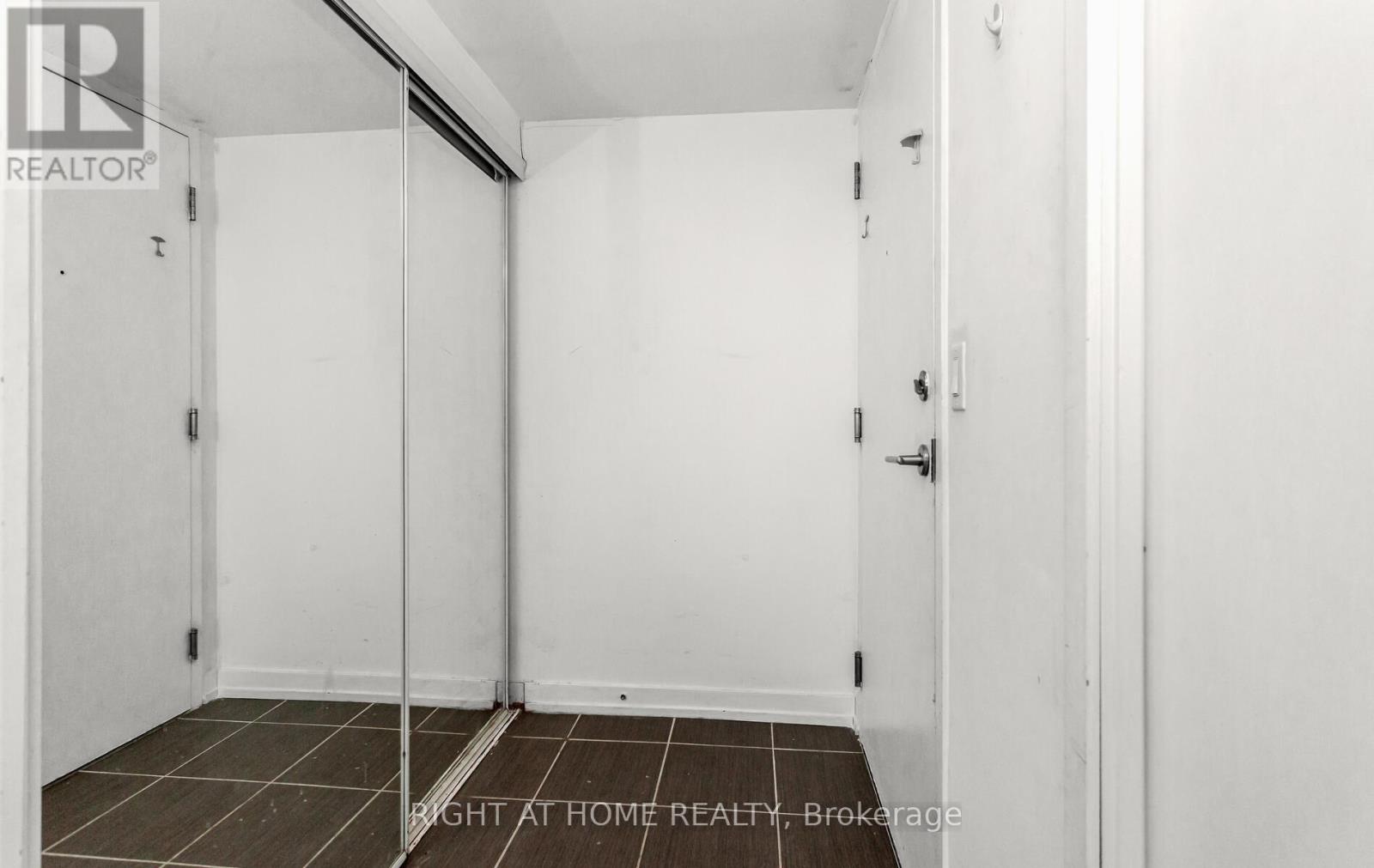 1115 - 812 Lansdowne Avenue, Toronto, Ontario  M6H 4K5 - Photo 8 - W12956570