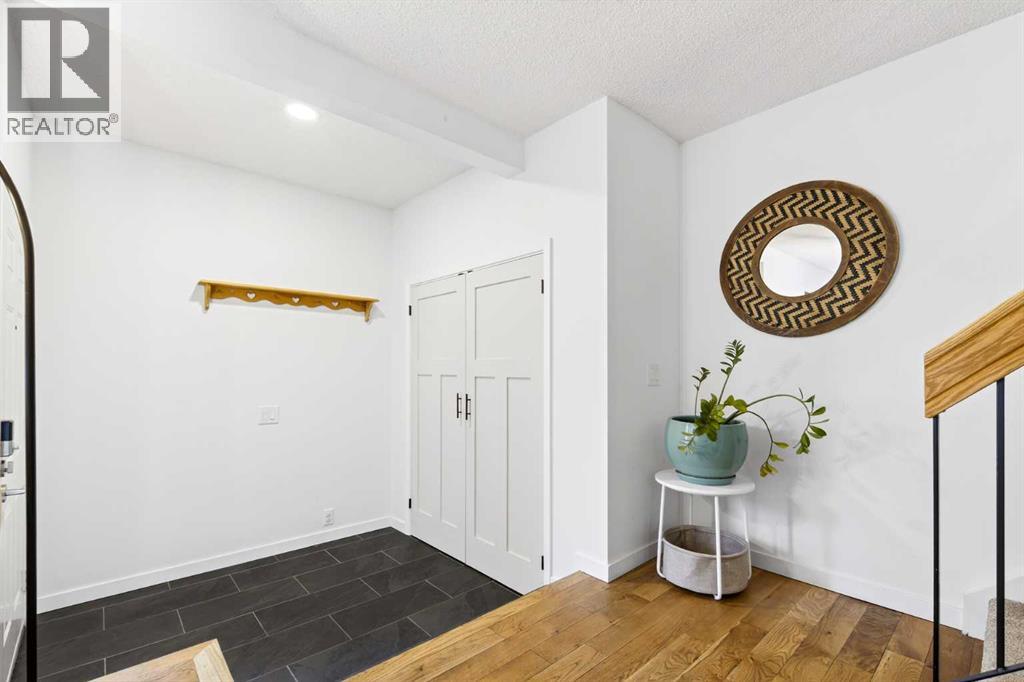 77 Point Drive NW, Calgary, Alberta  T3B 4V9 - Photo 3 - A2293043