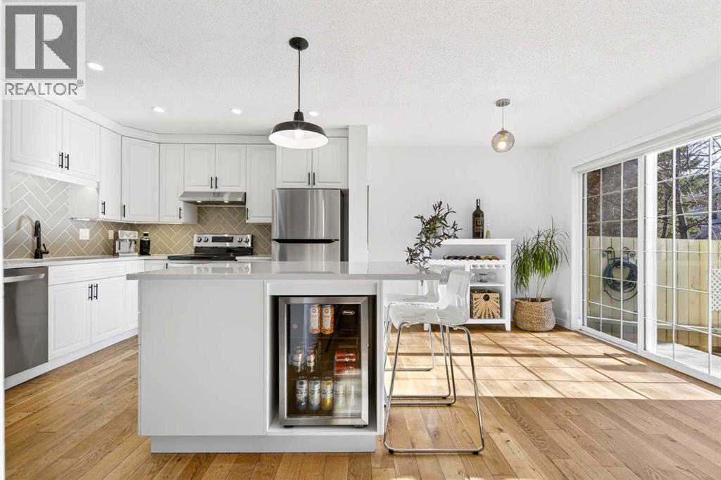 77 Point Drive NW, Calgary, Alberta  T3B 4V9 - Photo 10 - A2293043