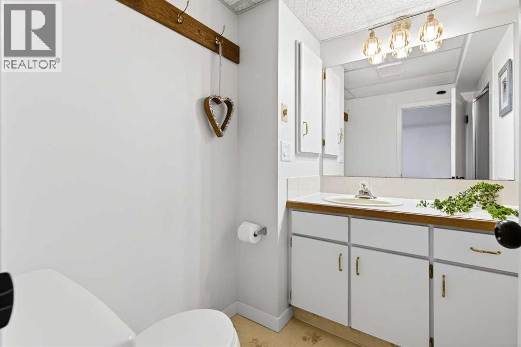 77 Point Drive NW, Calgary, Alberta  T3B 4V9 - Photo 37 - A2293043