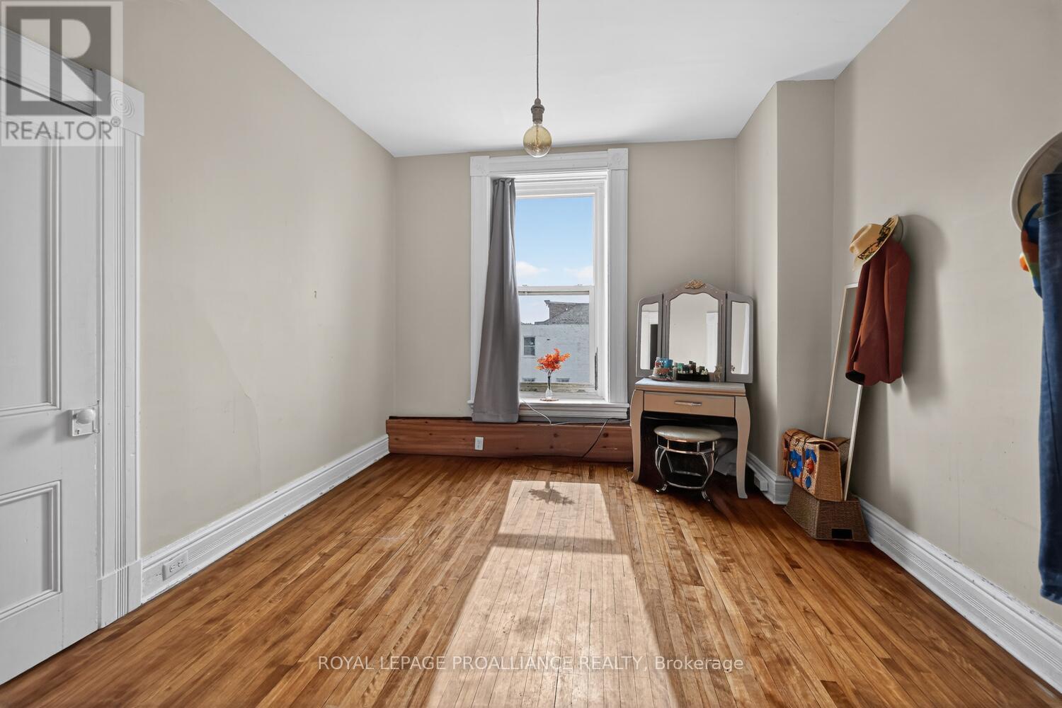 2 -42 King Street E, Brockville, Ontario  K6V 1B1 - Photo 5 - X12956588