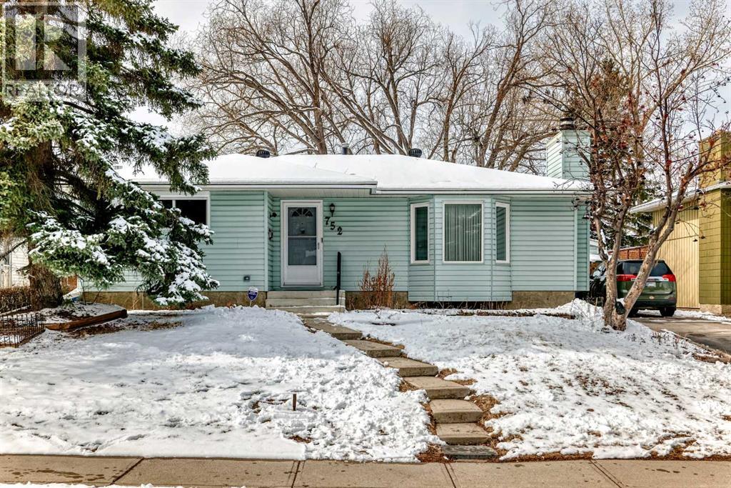 752 Cedarille Way SW, Calgary, Alberta