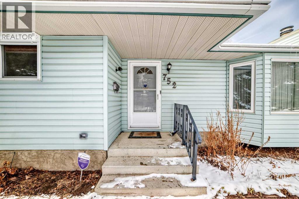752 Cedarille Way SW, Calgary, Alberta  T2W 2G7 - Photo 2 - A2295915