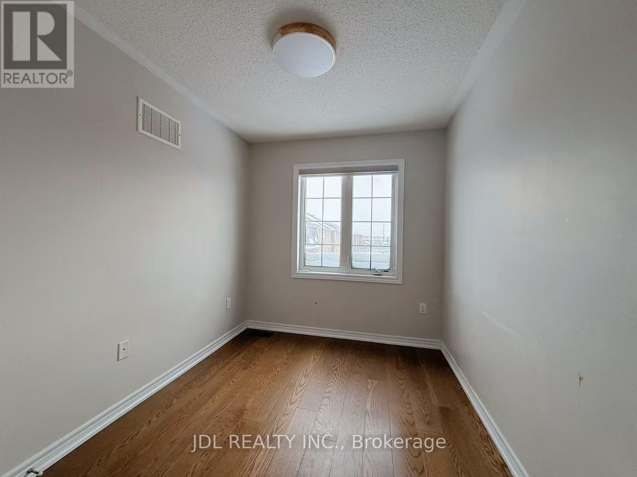 1374 Granrock Crescent, Mississauga, Ontario  L5E 0E1 - Photo 4 - W12956598