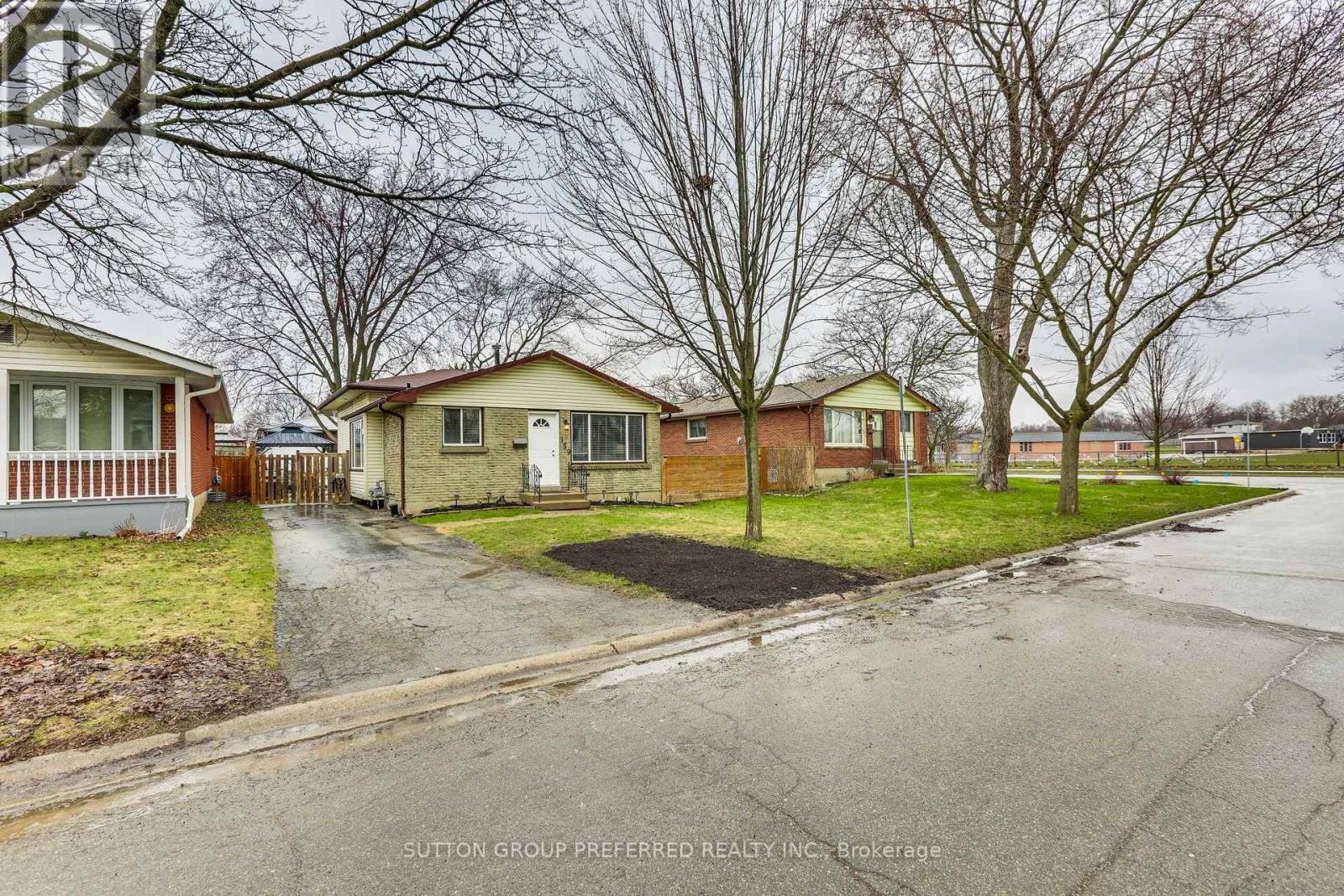 159 Harding Crescent, London South, Ontario  N6E 1G2 - Photo 2 - X12956650