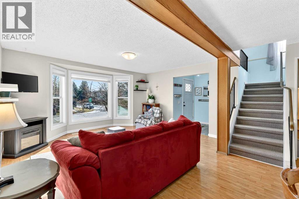 95 Woodglen Grove Sw, Calgary, Alberta  T2W 4J9 - Photo 4 - A2294678