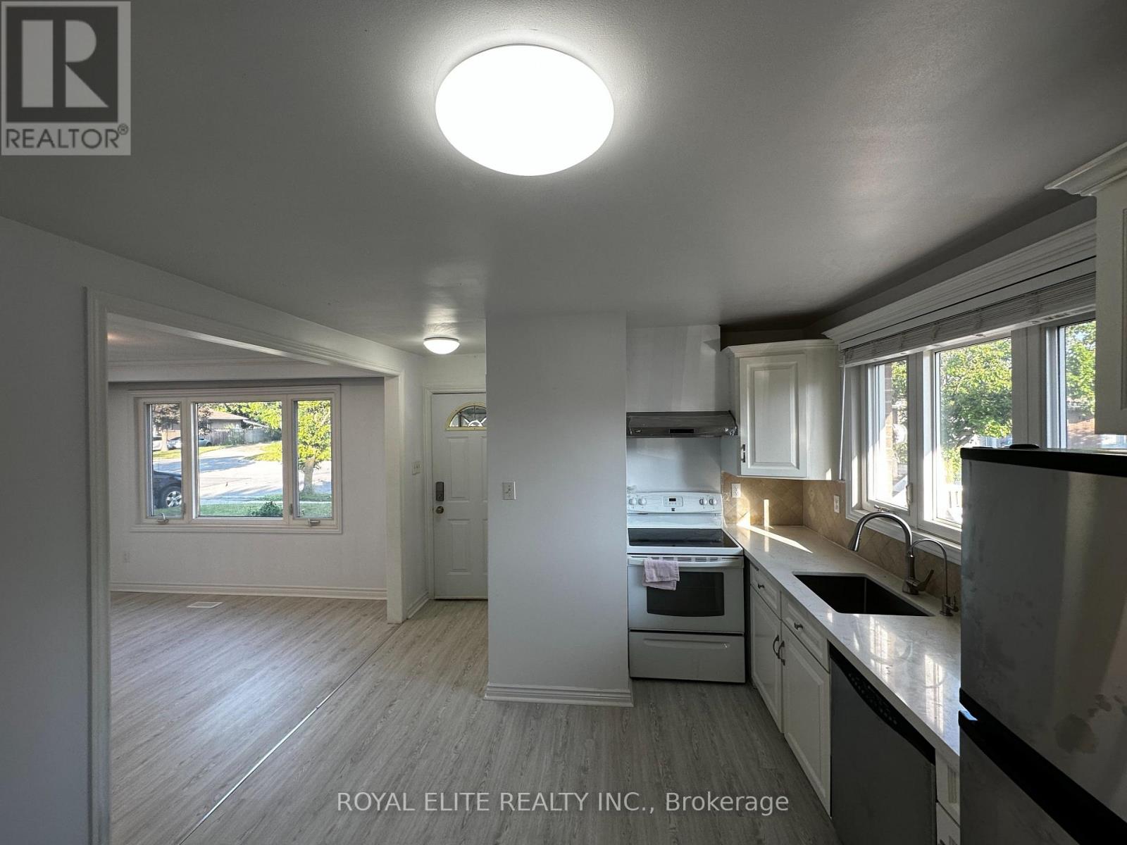 Main Floor Only - 195 Penn Avenue, Newmarket, Ontario  L3Y 2S4 - Photo 7 - N12956676