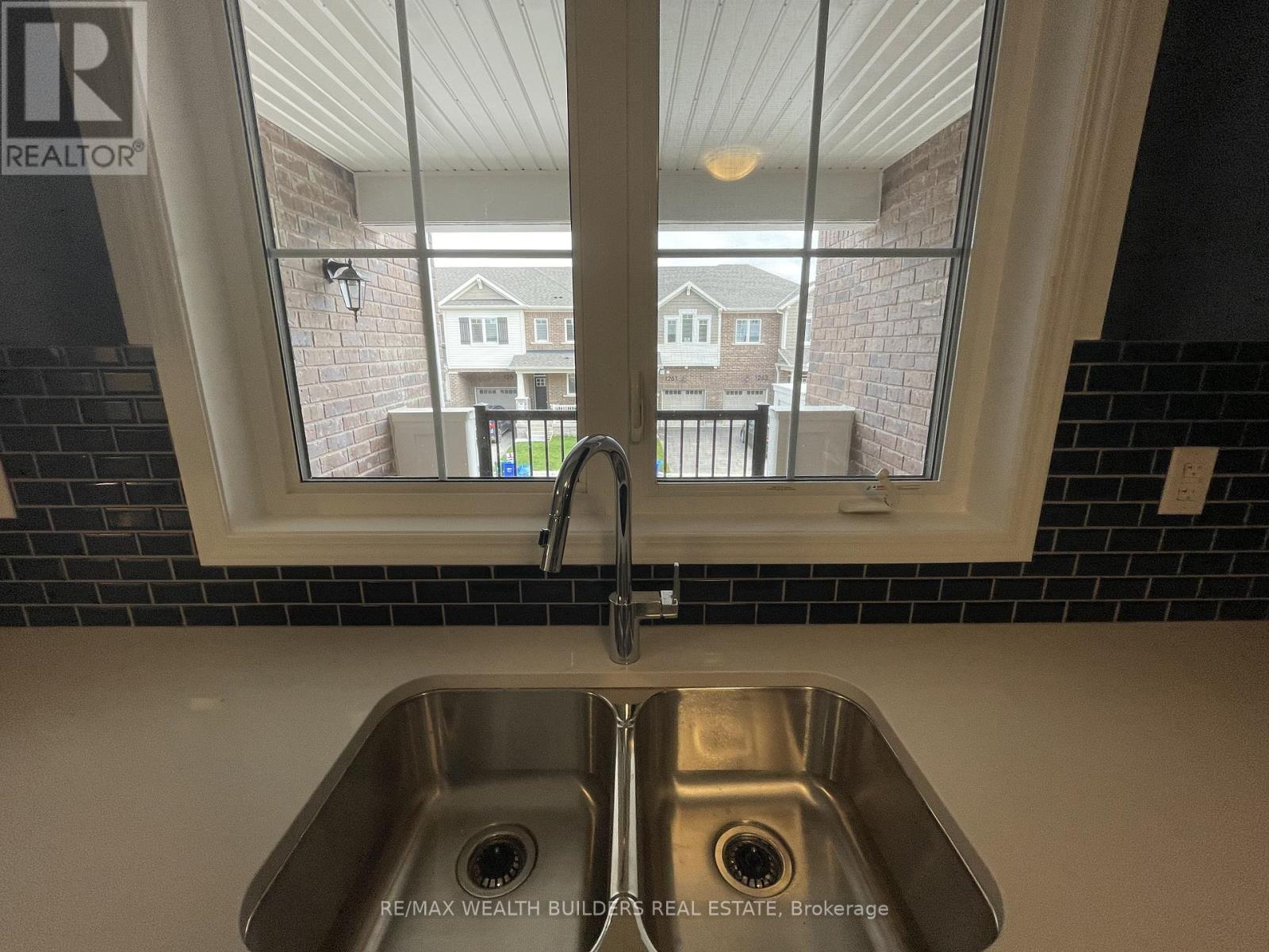 1260 Wintergreen Place, Milton, Ontario  L9E 1S3 - Photo 11 - W12907514