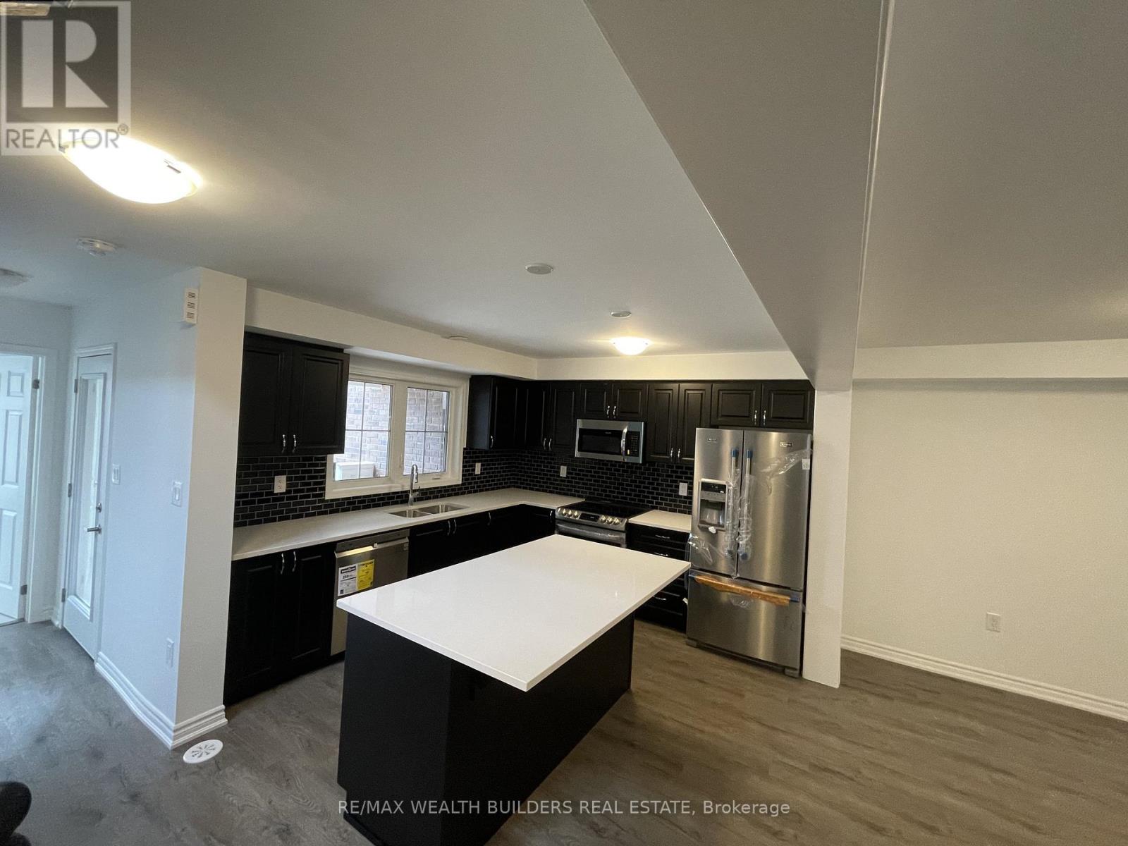 1260 Wintergreen Place, Milton, Ontario  L9E 1S3 - Photo 8 - W12907514