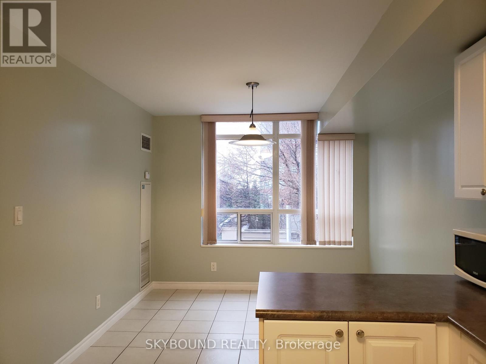 415 - 3880 Duke Of York Boulevard, Mississauga, Ontario  L5B 4M7 - Photo 5 - W12956702