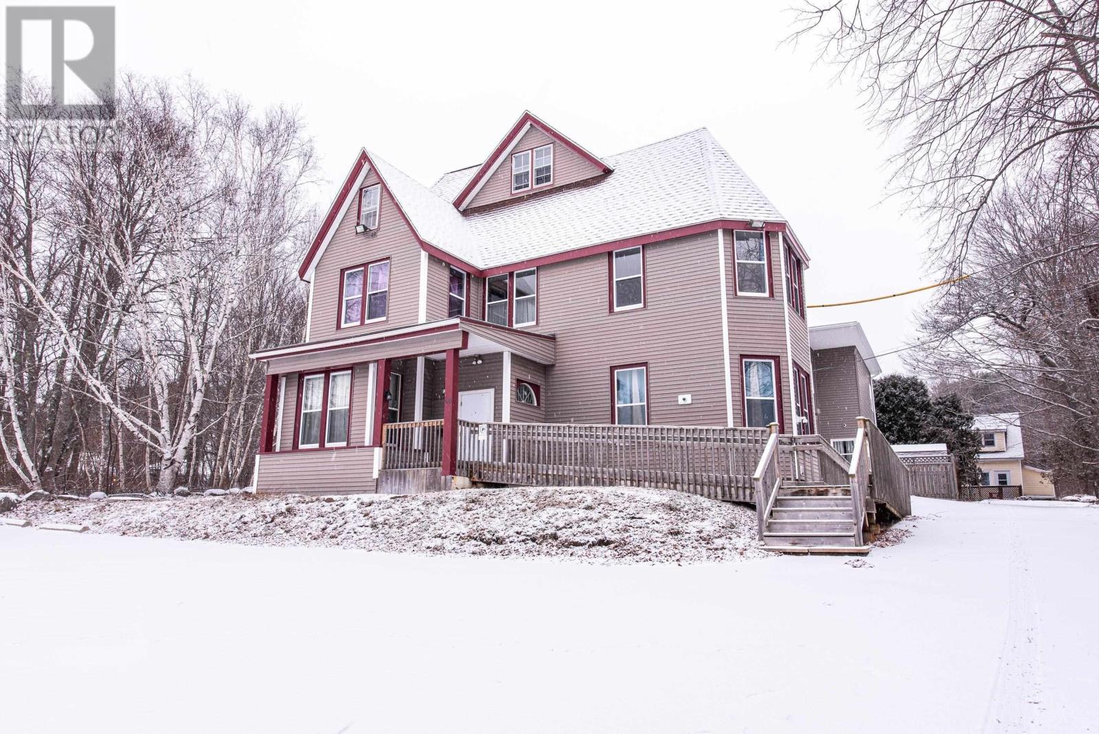 48 Elm Street, Bridgewater, Nova Scotia  B4V 2V4 - Photo 2 - 202601069