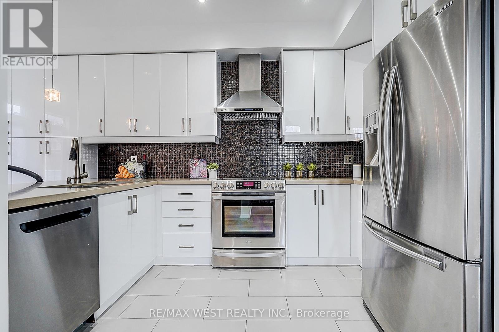 11 Dancer's Drive, Markham, Ontario  L6C 2C4 - Photo 22 - N12955452